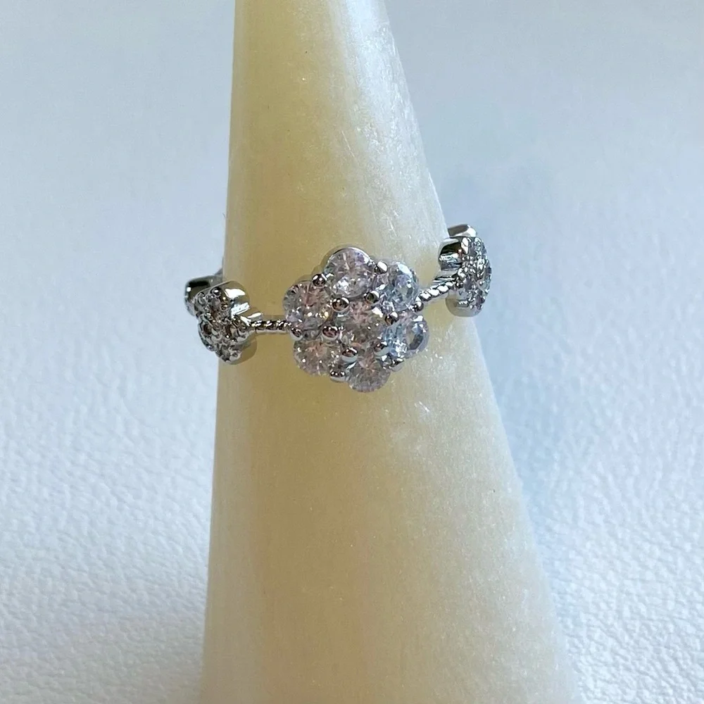 Elegant Silver Floral Ring